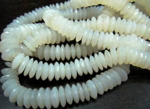 Piedra Lunar Blanca Natural, Corte Alemán, Cuentas Facetadas en Forma de Disco Graduado, Hilo de 8 Pulgadas - Product Image 3