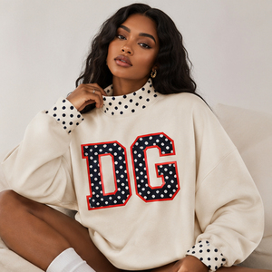 Sudadera Varsity para Mujer con Logotipo Personalizado, Apliques de Letras Bordadas, Cuello y Puños con Detalle de Cuadros y Puntos, Forro Polar Cálido, Cuello Alto Simulado - Product Image 2