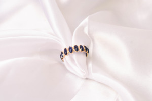 Bague éternité sertie de saphirs bleus naturels en or jaune massif 18 carats – Bague à pierres précieuses ovales – Pierre de naissance de septembre de luxe - Product Image 6
