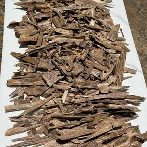 Copeaux d'agarwood naturel pur du Vietnam, parfum profond, doux et fumé, bois parfumé riche en résine naturelle - Product Image 5