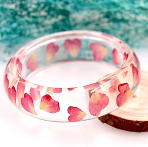 Brazaletes anchos de resina transparente con incrustaciones de hojas florales de buganvilia rosa intenso prensadas, disponibles a precios de mayorista. - Product Image 3