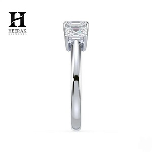 แหวนหมั้นเพชรทรงแอสเชอร์ 3 เม็ด หรูหรา ทองคำแท้ 14K 18K หรือแพลตตินั่ม ประดับเพชรทรงแอสเชอร์และทรงมรกตหลายเม็ด - Product Image 2