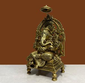 งานฝีมือนิรมลา รูปปั้นพระพิฆเนศทองเหลืองทำมือสไตล์อาร์ตเดโค - งานแกะสลักสำหรับวัดฮินดู เหมาะสำหรับตกแต่งโต๊ะในห้องนั่งเล่น - Product Image 3