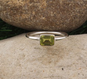 Bague de mariage solitaire classique bohème délicate en argent sterling 925 avec serti clos et péridot naturel taillé à la main, certifiée par une tierce partie - Product Image 2