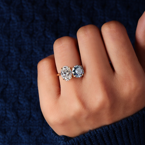 Bague de fiançailles en or jaune avec deux diamants de laboratoire ovales et ronds, 4 TCW, certifiée IGI - Product Image 2