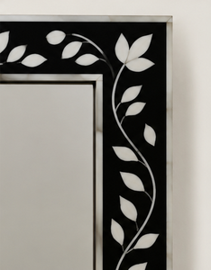 Espejo de Pared Decorativo con Incrustaciones Florales Negras Hecho a Mano para Interiores del Hogar - Product Image 2