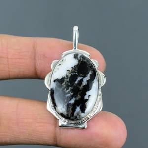 Colgante de Turquesa Blanca Hecho a Mano, Plata de Ley 925, Joyería con Piedras Preciosas, Accesorio de Moda Único y Elegante - Product Image 1