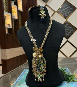 Ensemble collier et boucles d'oreilles élégants de qualité supérieure en laiton plaqué or avec cristaux et strass faits à la main pour fiançailles, mariage et fêtes - Product Image 2