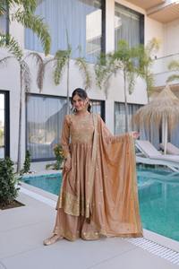 ชุดคุรตะชาราร่าพรีเมียมสำหรับงานปาร์ตี้ ผ้าไหมซูเปอร์ พร้อมงานปักเลื่อม ประดับประดาอย่างสวยงาม เหมาะสำหรับงานแต่งงานและงานพิธีกรรมทางวัฒนธรรม - Product Image 2