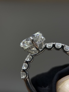 Bague en or massif 14 carats de créateur, sertie de diamants taille radiant certifiés IGI, plaquée rhodium – Bijou de luxe élégant pour mariée et idéal pour offrir - Product Image 4