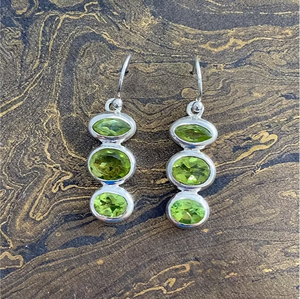 Boucles d'oreilles pendantes personnalisées en argent 925 avec péridot, trois pierres vertes multiformes, bijoux fantaisie - Product Image 3