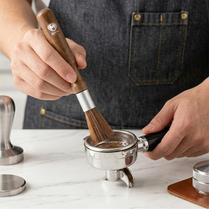 Brosse antistatique pour moulin à café SILSTAR MAGNET, outil de nettoyage pour expresso, manche en bois de noyer, balayette pour porte-filtre, barista - Product Image 6