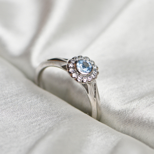 Anillo de compromiso y boda de lujo chapado en oro de plata de ley 925 con topacio azul de corte redondo y piedra preciosa de nacimiento de diciembre - Product Image 3