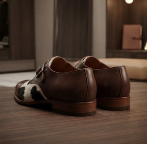 รองเท้าแบบ Monk Strap หนังวัวแท้ ลายวัว ปลายแหลม ปิดด้วยหัวเข็มขัด ใส่ได้ทุกฤดู เหมาะสำหรับออฟฟิศและอาชีพ - Product Image 4