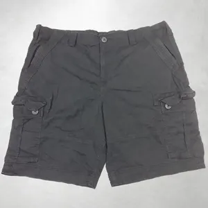 Pantalones Cortos Cargo Gris Oscuro Personalizados para Hombre con Bolsillos Cargo con Solapa y Botón, Bolsillos Delanteros Diagonales, Dobladillo Inferior con Triple Costura, Lisos - Product Image 1