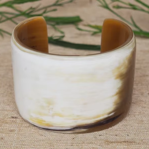 Bracelet manchette en corne de buffle naturelle par Decor World Expo - Product Image 4