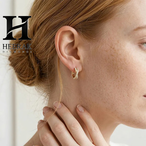 ต่างหูห่วงไขว้ทองคำ 18K หรูหรา ประดับเพชร VVS1 แบบ X-Design ต่างหูแบบ Huggie ดีไซน์อินฟินิตี้ ประดับเพชรแบบไมโครพาเว่ - Product Image 4