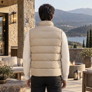 Gilet en duvet élégant pour homme, fabriqué avec une isolation en duvet de qualité supérieure, un tissu extérieur résistant, une coupe confortable et une chaleur douillette pour les voyages. - Product Image 2