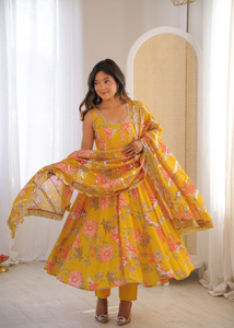 Vestido Maxi Artesanal de Muselina con Estampado Floral, Corte Kali, Voluminoso, con Velo de Organza Bordado y Parte Inferior Coordinada para Mujer - Product Image 4