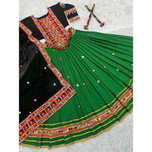 Magnifique Lehenga Choli fait main avec de vrais miroirs pour les fêtes - Product Image 2