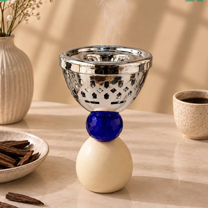 Elegante quemador de incienso con un intrincado cuenco de metal plateado, una cuentas de acrílico azul cobalto facetada y una base beige lisa. - Product Image 2