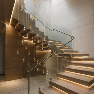 Rampe d'escalier moderne en verre avec main courante élégante en laiton pour les intérieurs de villas, hôtels et maisons de luxe, dotée de panneaux en verre trempé transparent. - Product Image 2