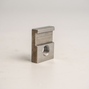 AMT VINA Bloc de serrage fileté sur mesure en acier inoxydable usiné CNC, bloc coulissant rainuré, fabriqué à l'usine de Hanoï - Product Image 1