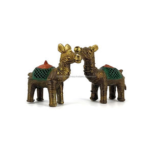 Figurines de chameaux en laiton faites à la main, multicolores – Petite décoration de table pour la maison ou le bureau - Product Image 1