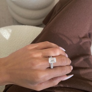 Ensemble de mariage en diamant de laboratoire taille émeraude de 5,50 carats _ Bague de fiançailles pavée avec alliance assortie _ Or blanc 18 carats - Product Image 3