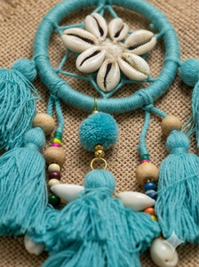 Porte-clés attrape-rêves turquoise avec pompons et pendentif décoratif en forme de fleur de coquillage - Product Image 5