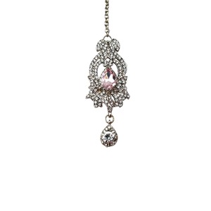 Pendentif de cheveux vintage en strass Maangtikka avec cristal rose en forme de goutte pour les occasions de mariage et de mariée - Product Image 1