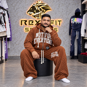 ชุดเซ็ตเสื้อฮู้ดซิปผ้าฟลีซหนานุ่มแบบยูนิเซ็กซ์ กางเกงขายาวทรงหลวม สวมใส่สบาย พร้อมป้ายกำกับแบบกำหนดเอง ชุดลำลองสไตล์แทรคสูท รับผลิตแบบ OEM - Product Image 3