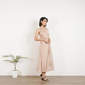 Vestido midi elegante de satén para mujer, sin mangas, con tirantes finos, cuello en V, para fiesta, noche o informal. - Product Image 3