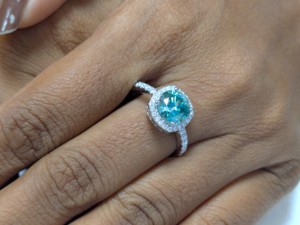 Anillo de Compromiso y Boda Lurba Jewels con Halo de Diamantes Cultivados en Laboratorio de 2 Quilates Azul Claro, Oro Blanco Sólido de 14k, Solitario para Mujer - Product Image 5