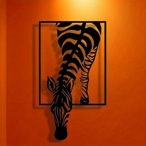Arte Murale Moderna in Metallo Bianco e Nero a Forma di Zebra, Design Minimalista con Strisce in Ferro Fatto a Mano - Product Image 5