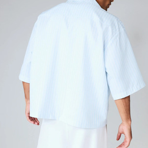 เสื้อเชิ้ตผ้าป๊อปลินลายทางสีฟ้าอ่อนทรงโอเวอร์ไซส์ แขนสั้น ผ้าฝ้ายพรีเมียม สำหรับผู้ชาย ใส่สบายในฤดูร้อน ปกคอปกแบบพับได้ ติดกระดุมสองแถว - Product Image 2