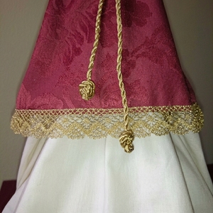 Túnica Religiosa Personalizada con Bordado Floral Rojo Premium y Cinturón Dorado para Cristianos Católicos - Product Image 4