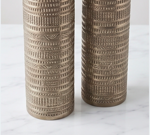 Ensemble de 2 vases en métal texturé, or vintage, pour la décoration de table, les événements, le bureau ou l'entrée. - Product Image 2