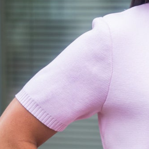 Cárdigan Bordado Rosa Claro Personalizado para Mujer con Cresta Verde, Manga Corta, Botones Delanteros, Tejido de Punto, Botones Dorados, Estilo Casual - Product Image 3