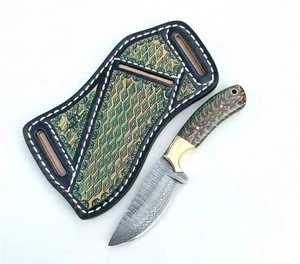 Cuchillo utilitario compacto de acero de Damasco hecho a mano, mango de resina de piña, pomo de latón, funda de cuero estampado para cinturón - Product Image 5