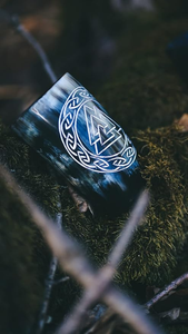 Taza de cuerno de búfalo pulido y tallado ecológico de Faiza Craft con brújula vikinga Vegvisir y runas Elder Futhark - Product Image 5
