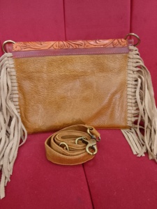 Sac bandoulière unisexe en cuir de vachette à poils, style western, personnalisé, avec motif floral solitaire gravé à la main, imperméable et antivol, en stock - Product Image 3