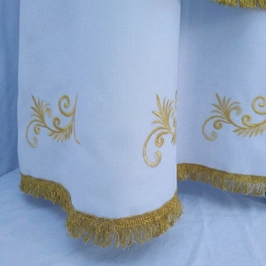 Casulla Blanca para Clérigos con Diseño de Enredaderas Bordadas en Oro, Vestimenta Litúrgica Premium para Culto Religioso, Misa y Uso en las Cuatro Estaciones - Product Image 4