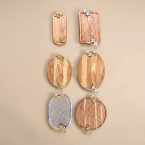 Elegante bandeja ovalada de madera con adornos de palmeras doradas en metal, perfecta para decoración de mesa de inspiración tropical. - Product Image 3