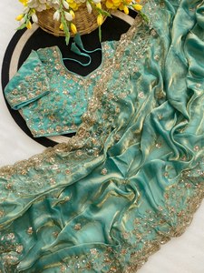 Sari en satin de soie pur et doux Fandy avec broderie Dana véritable, travail de sequins et bordure ajourée, accompagné d'un chemisier de créateur lourd. - Product Image 4