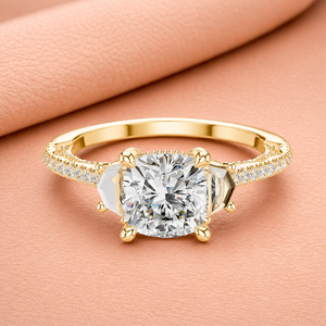 Bague de fiançailles de luxe en or jaune avec moissanite taille coussin, bande pavée de diamants et halo caché, bijoux de mariée pour femme - Product Image 1