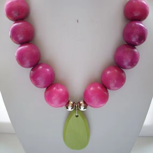 Collier artisanal moderne et durable pour femme, éco-responsable, style religieux unique, modèle animal, beauté de la nature, bijoux en résine - Product Image 1