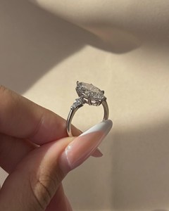 Anillo de tres piedras con diamante cultivado en laboratorio de corte marquesa de 3 CT – Anillo marquesa con certificación IGI E VVS2 y piedras laterales de corte cometa - Product Image 6