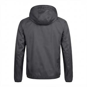 Chaqueta cortavientos impermeable con capucha desmontable para hombre, color negro, con cremallera, ligera, para correr, viajar y actividades al aire libre. - Product Image 4