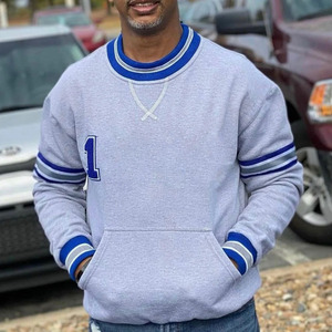 เสื้อสเวตเชิ้ตคอกลมสีเทาสำหรับผู้ชาย แบรนด์ Phi Beta Sigma พร้อมปักหมายเลขสีน้ำเงินที่กระเป๋า ทรงปกติ ผ้าฝ้ายถัก สวมใส่สบายๆ สำหรับฤดูใบไม้ร่วง - Product Image 1